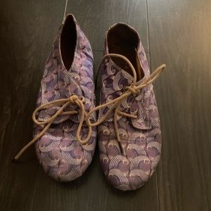 Printed laced shoes